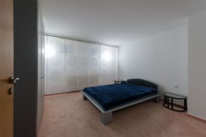Immobilienfoto: Blick in das Schlafzimmer mit Parkett-Boden