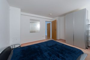 Immobilienfoto: Blick in das Schlafzimmer mit Teppich-Boden