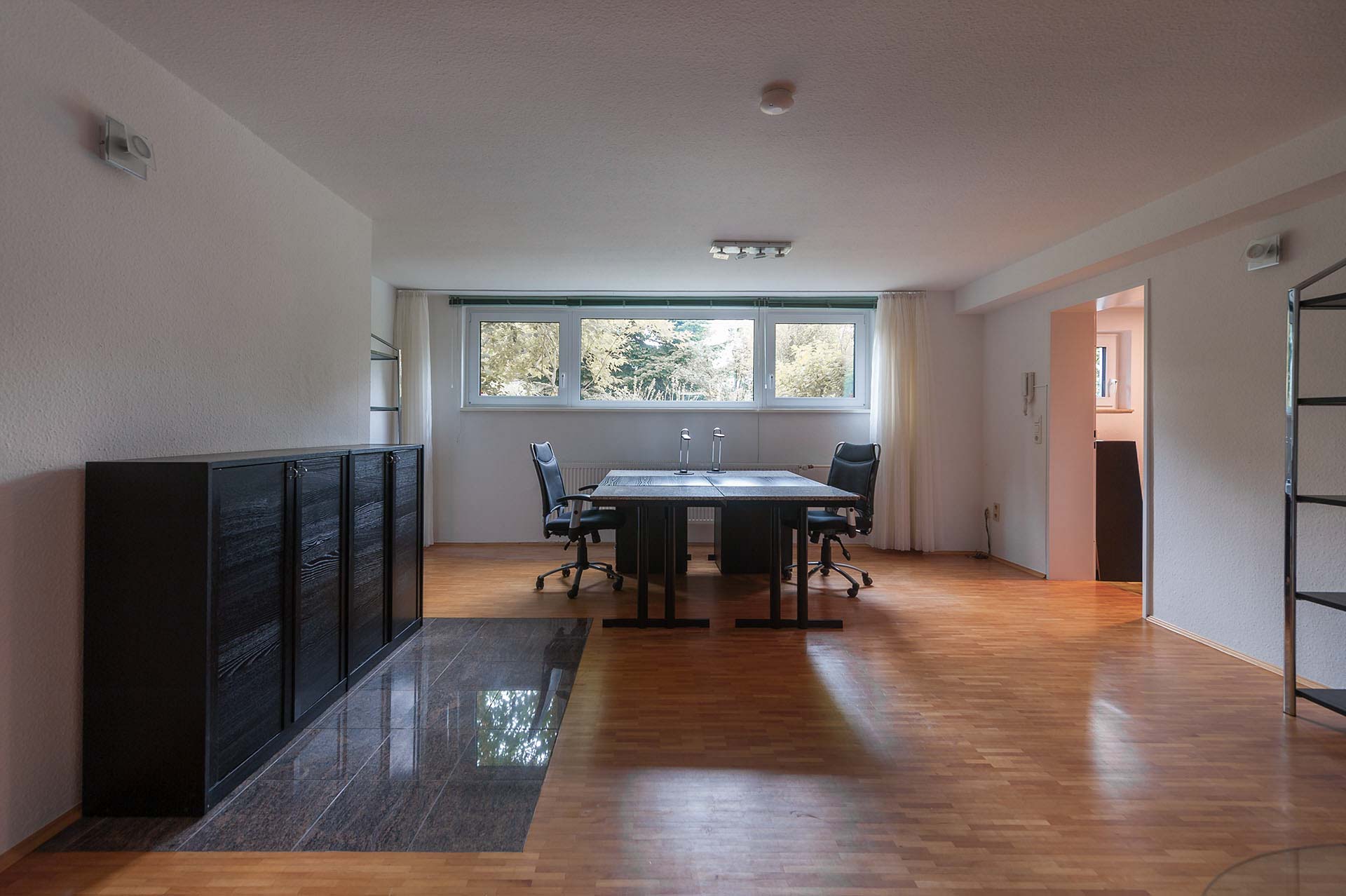 Immobilienfoto: Blick in das Büro mit Parkett-Boden / Gardinen zur Seite geschoben