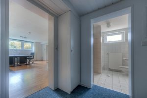 Immobilienfoto: Blick in das Büro und das Bad