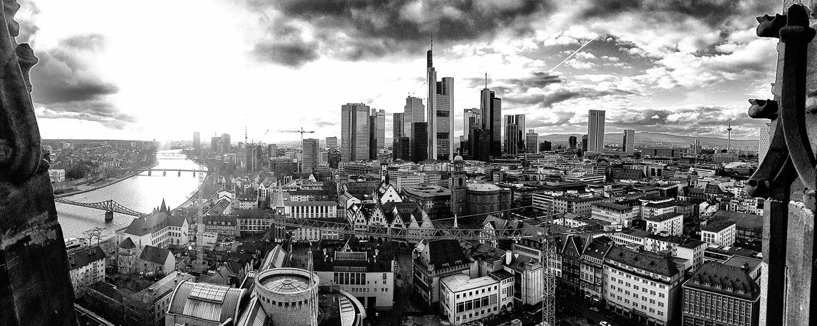 Skyline Frankfurt am Main: Foto vom Dom Richtung Hochhäuser und Main