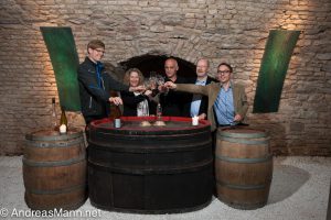 (v. l. n. r.): Tim Lilienström (Gutsverwalter), Viola Müller (Kundenservice), Ludwik Rebilas (Mitarbeiter Weinbau), Peter Winter (Inhaber) und Andreas Stiep (Exportmanager).