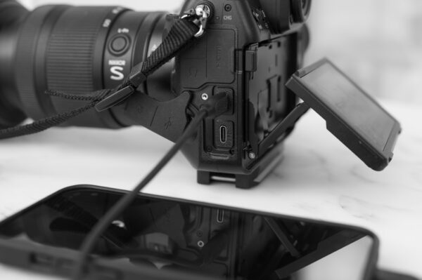 Der richtige USB-C-Port (Datenimport) ist über dem USB-C-Port (PD).
